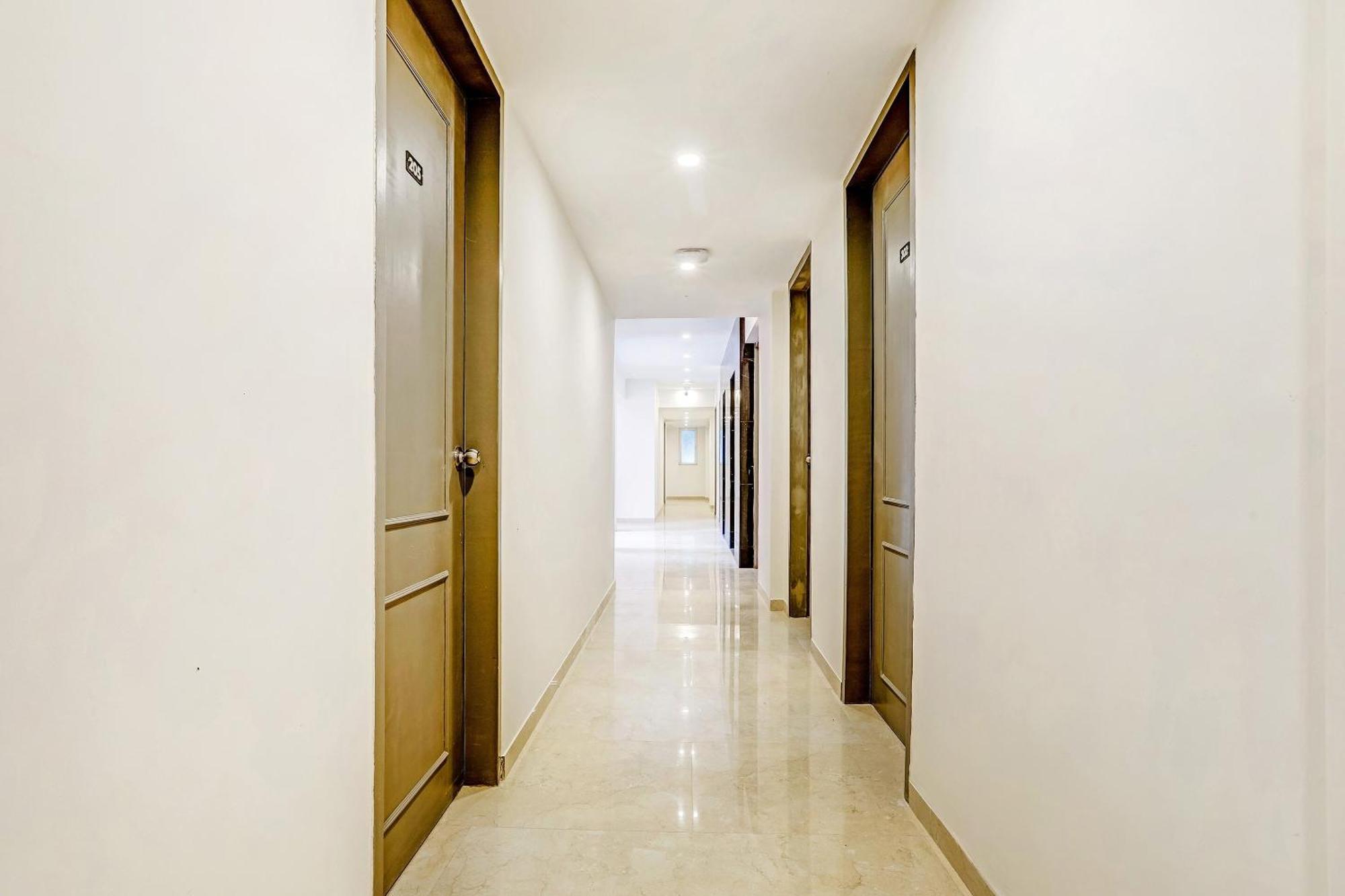 Townhouse Somani Hotel Apta Exterior photo