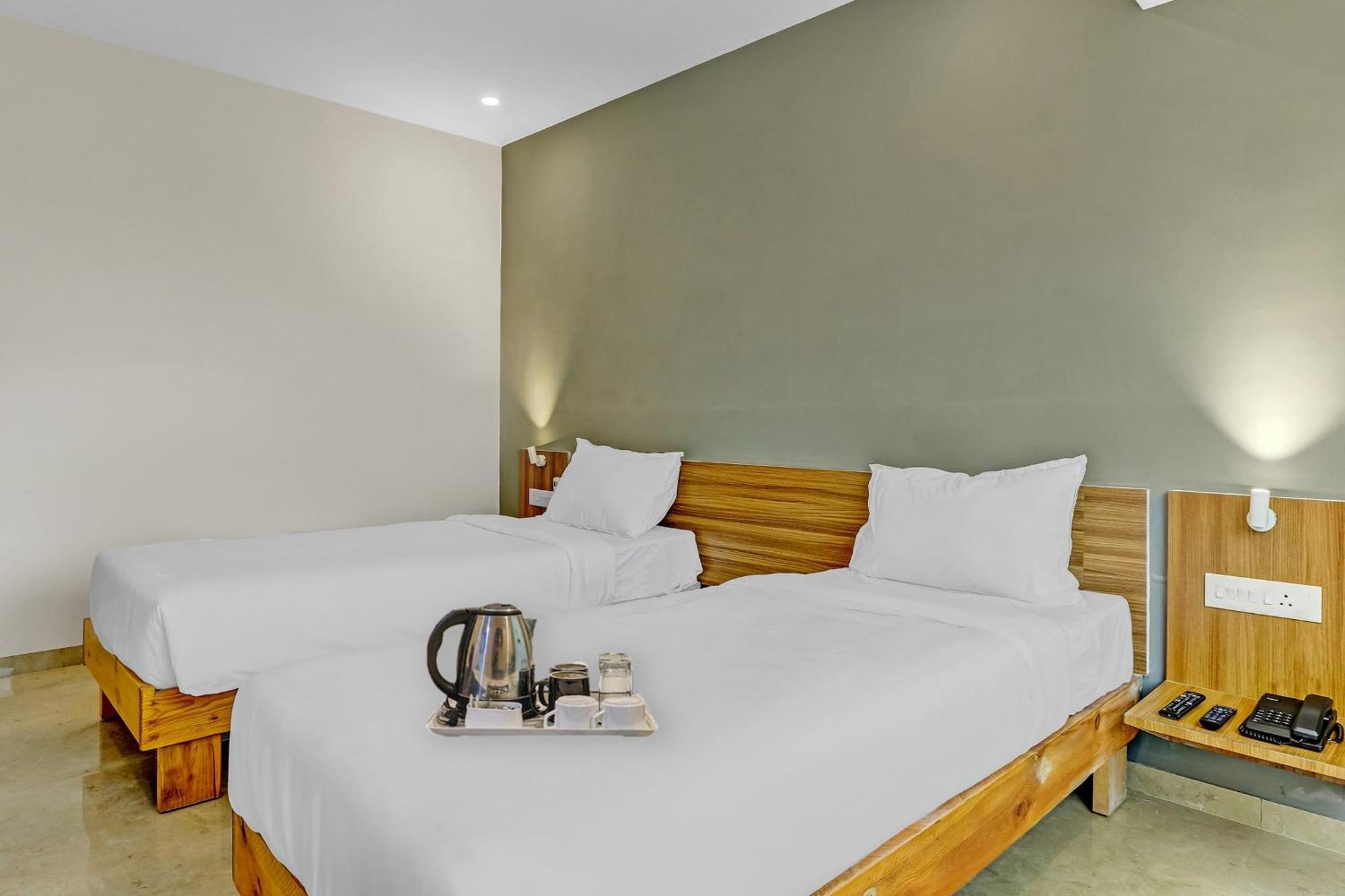 Townhouse Somani Hotel Apta Exterior photo