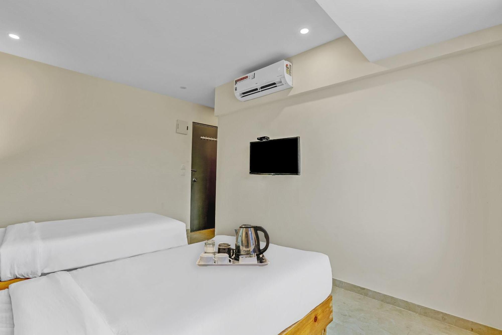 Townhouse Somani Hotel Apta Exterior photo