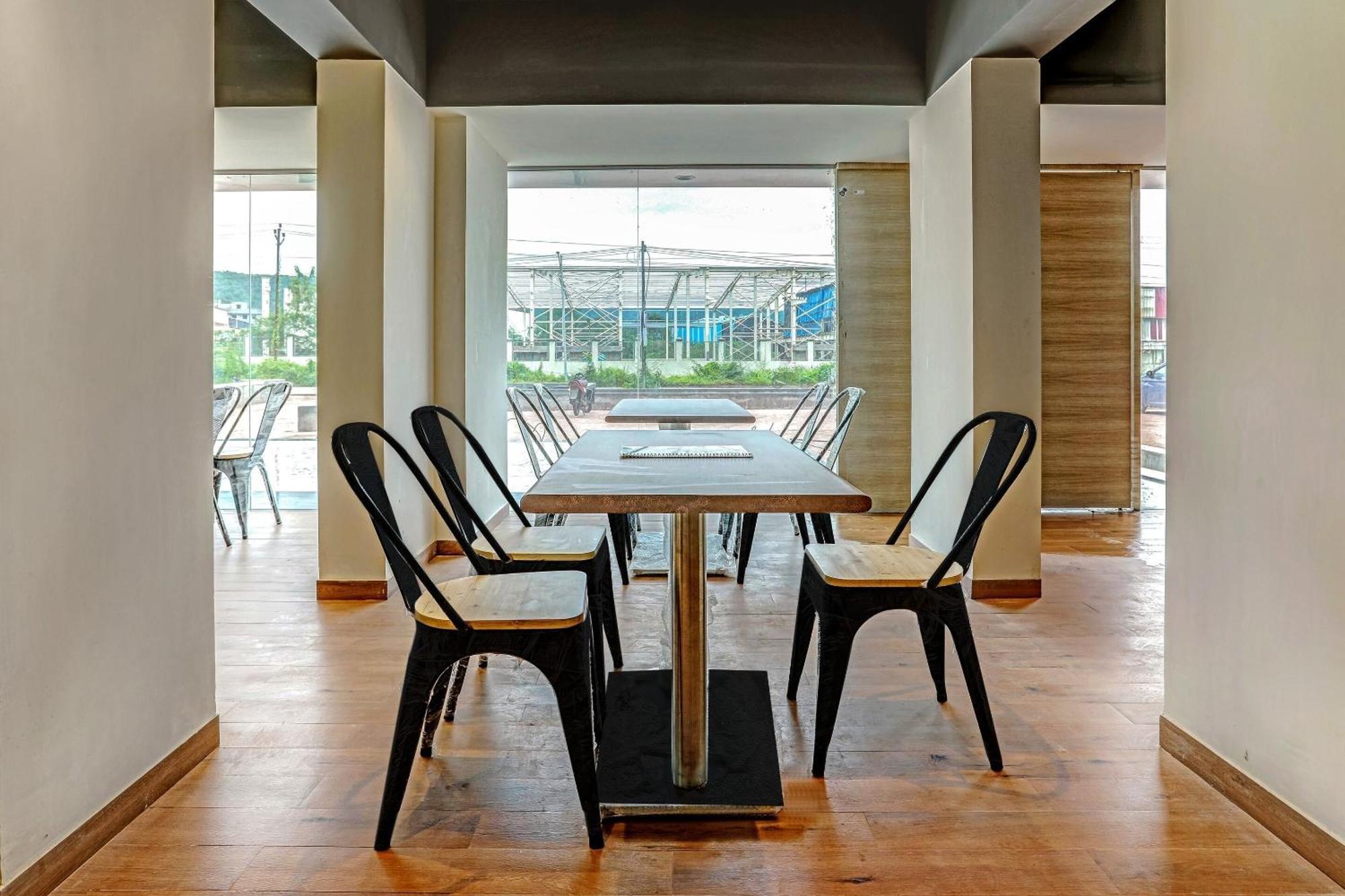 Townhouse Somani Hotel Apta Exterior photo