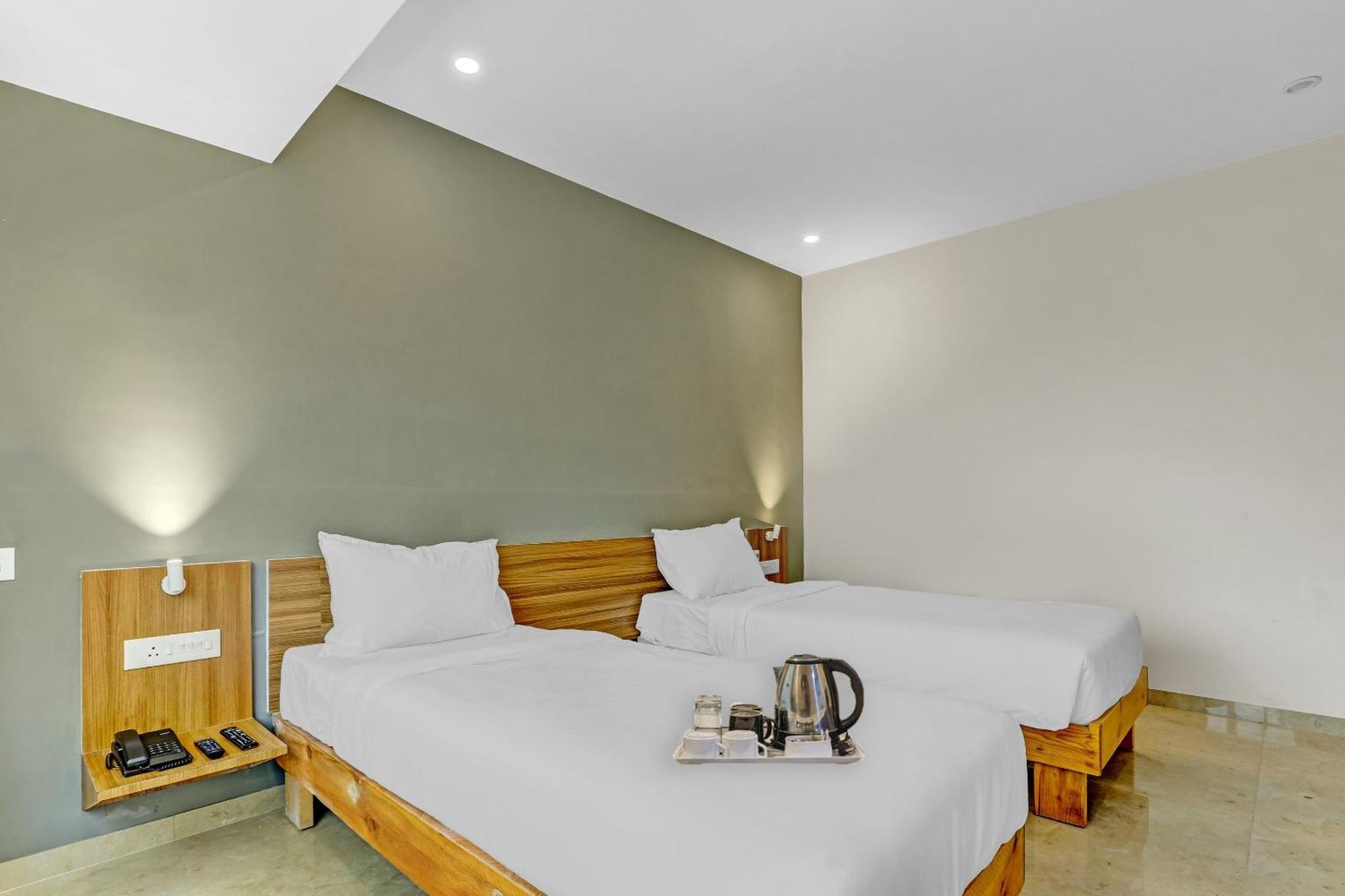 Townhouse Somani Hotel Apta Exterior photo