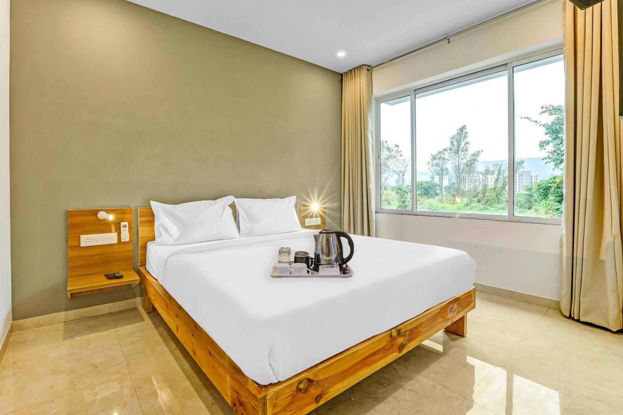 Townhouse Somani Hotel Apta Exterior photo